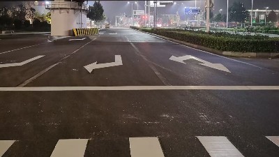 为什么高速路标线晚上会发光？秘密全在玻璃珠里
